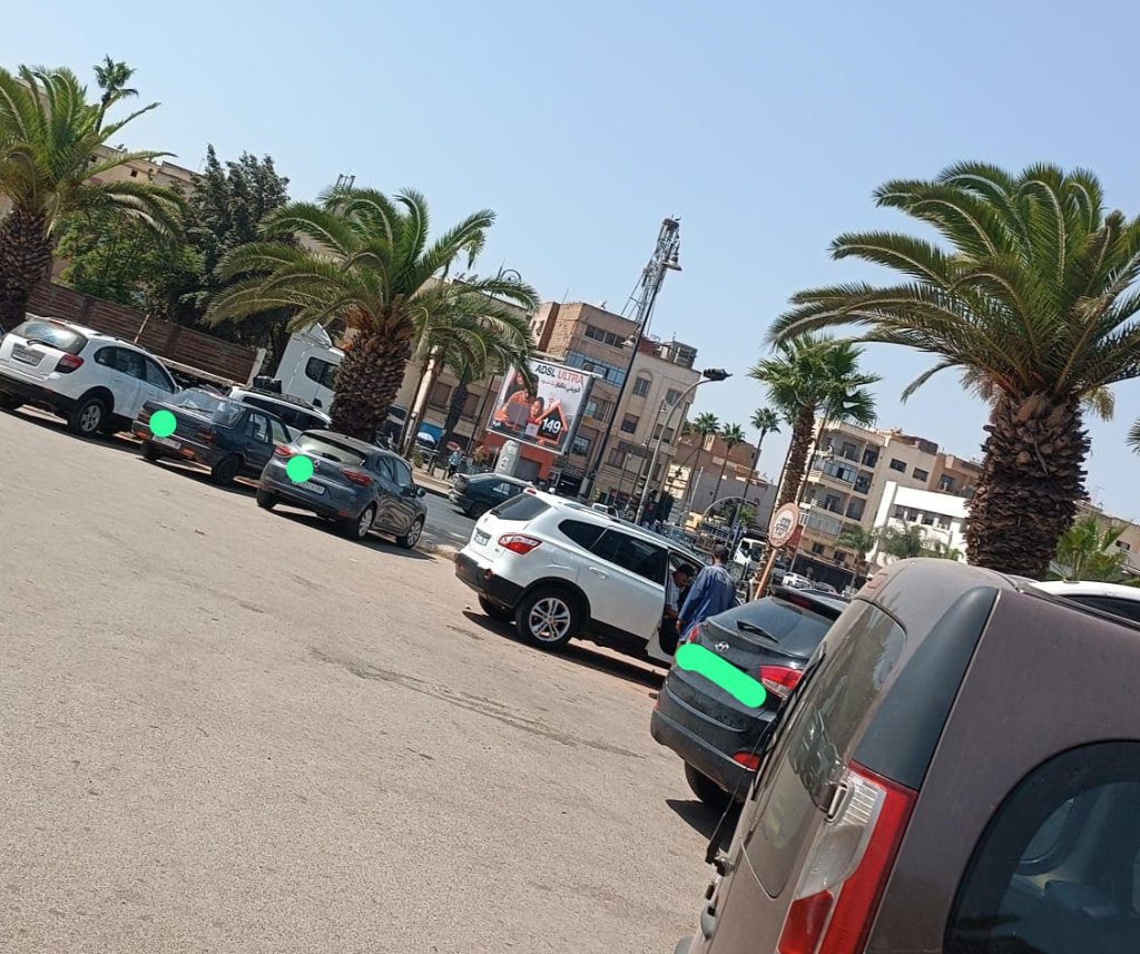 مواقف عشوائية للسيارات تثير استياء المواطنين بمدن إقليم برشيد