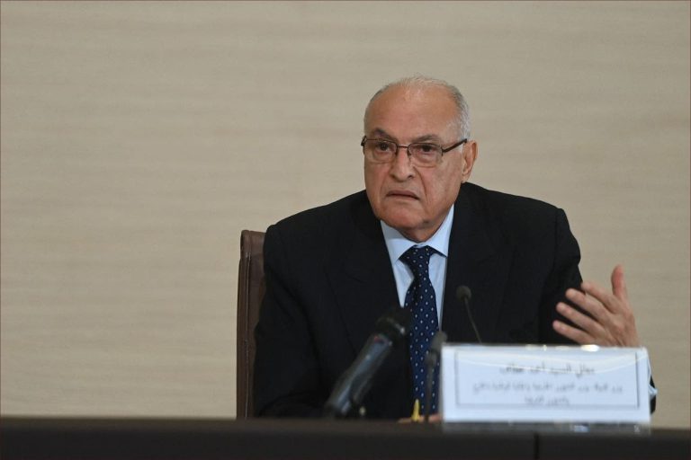 تجاهل رئيس وزراء بوروندي مصافحة تبون يواصل إثارة الجدل في الجزائر