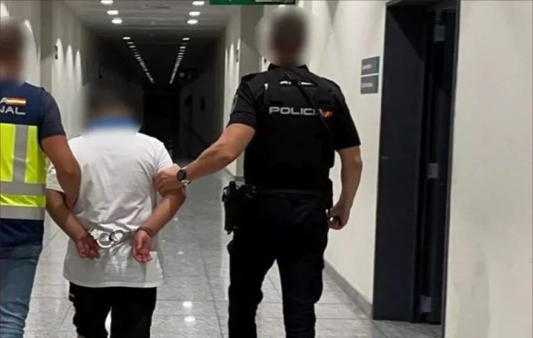 ظل هارباً 20 سنة.. الشرطة الإسبانية توقف مجرما أثناء استعداده للسفر إلى المغرب